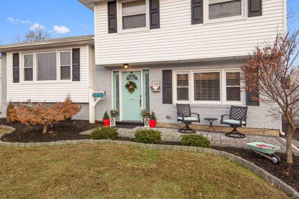 Front Entrance fo 381 Wedgewood Dr