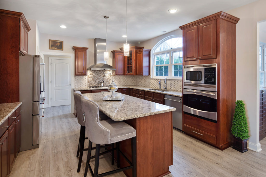 Center island breakfast bar with pendant lighting
