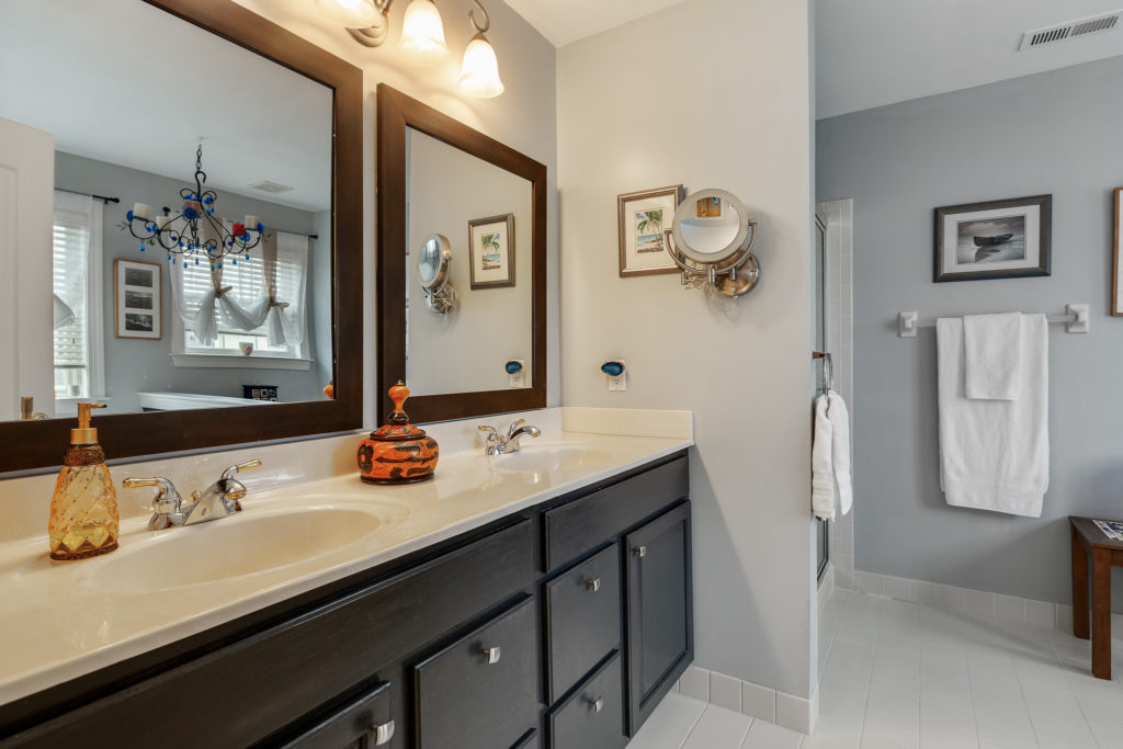 Master Bathroom of 635 Bainbridge