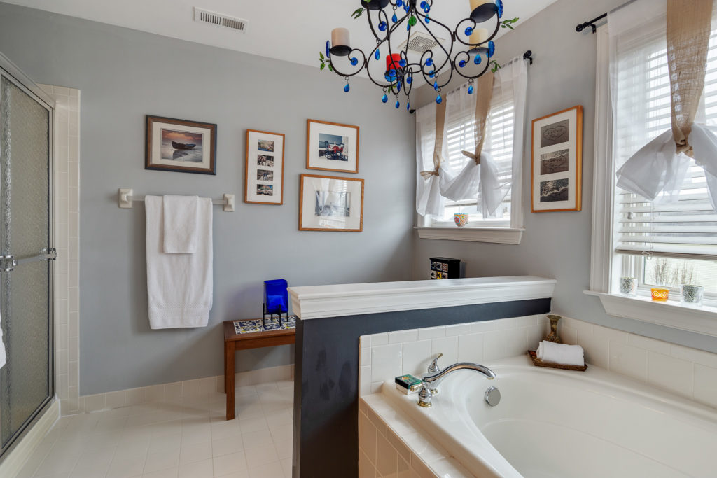 Master bathroom of 635 Bainbridge
