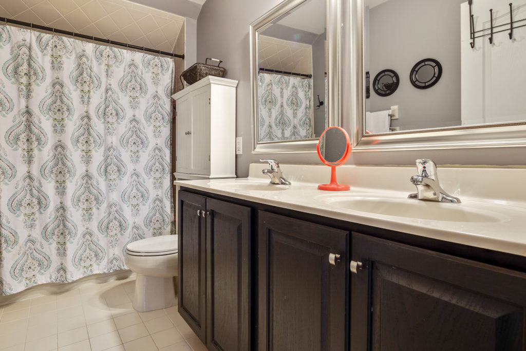 Hall bathroom of 635 Bainbridge