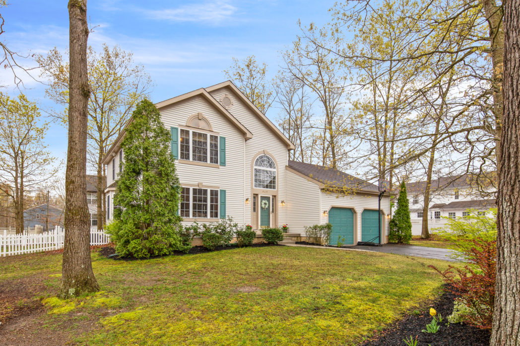 Home has lovely curb appeal with grand chandelier wind 949 twelve oaksow.