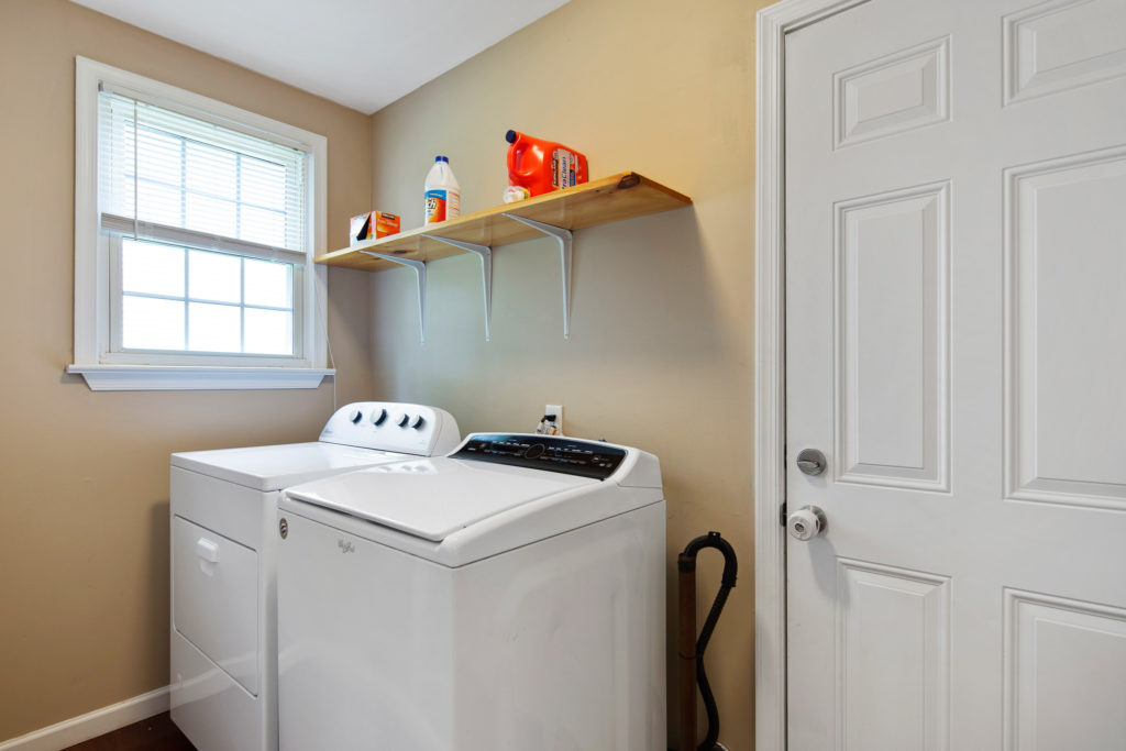Laundry room of 38 Pennsylvania AVenue Stratford