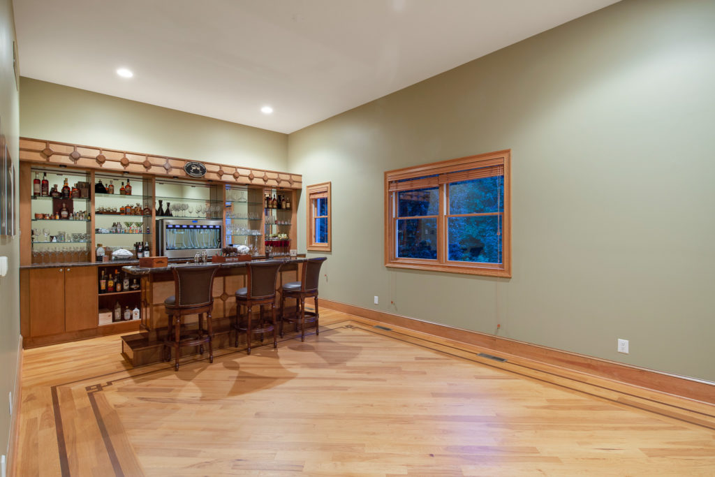 539 Shadowbrook Trail Custom Bar
